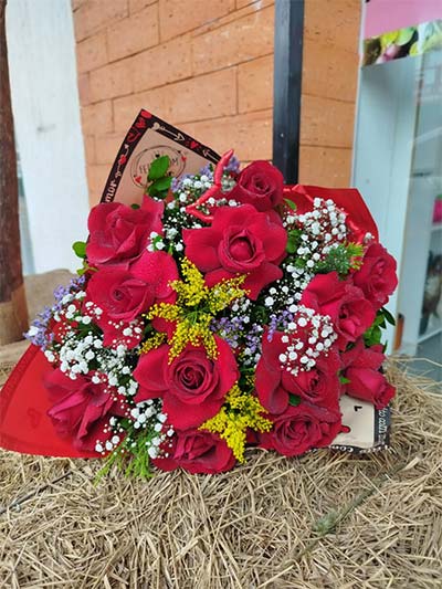 buquê de 12 rosas vermelhas
