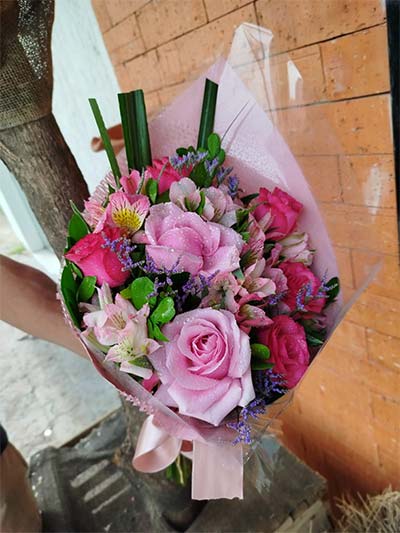 Buquê de rosas com astromélias