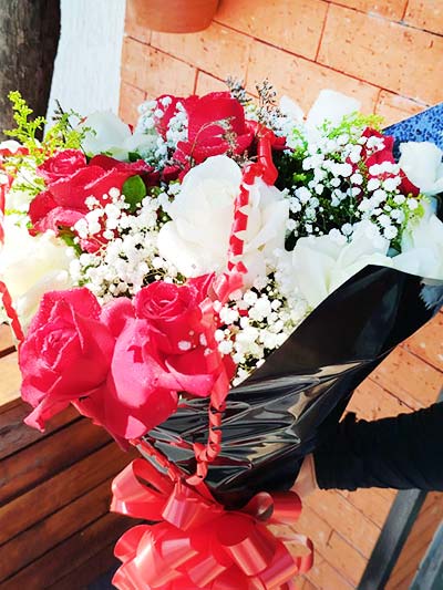 buquê de rosas brancas com rosas vermelhas