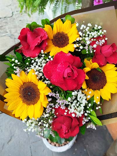 buquês de rosas e girassóis