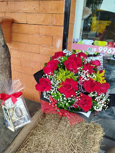 buquê de rosas com caixa de ferrero rocher