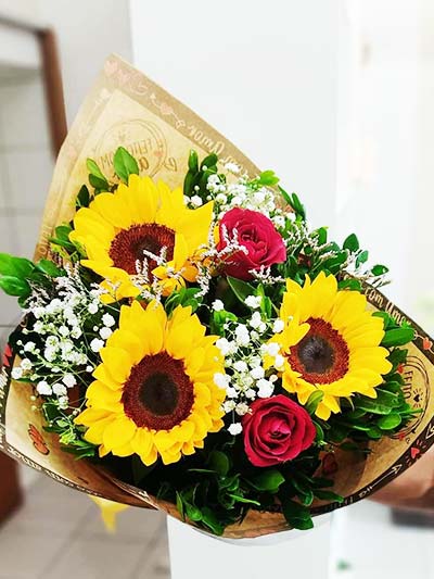 buquê de rosas vermelhas com girassóis