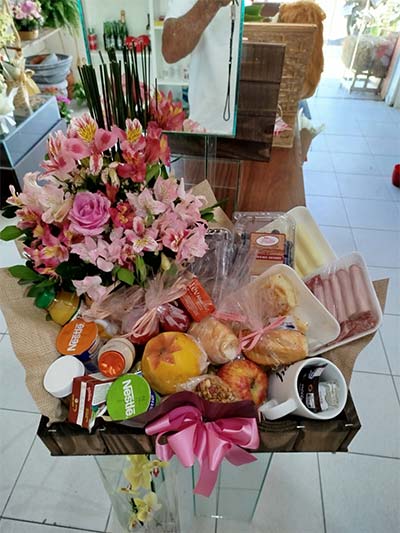 cesta de café da manhã com arranjo mix