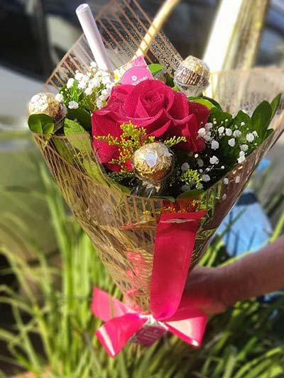 buquê de uma rosa com chocolate