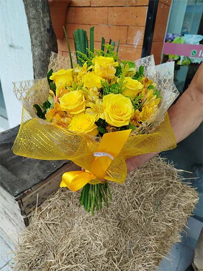 buquê com flores amarelas