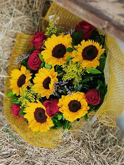 buquê de rosas com girassóis