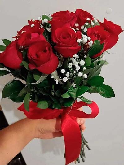 buquê de noiva com rosas vermelhas