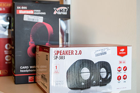 caixas de som e headsets