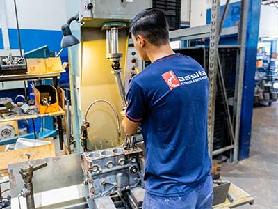 Profissionais qualificados que garantem o melhor serviço profissional de tornearia e retífica
