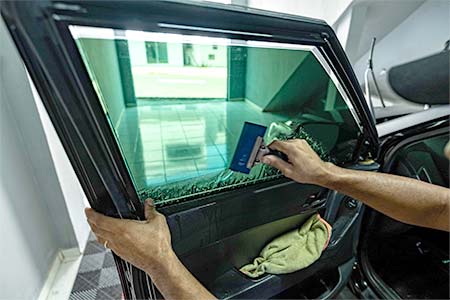 aplicação de insulfilme no carro