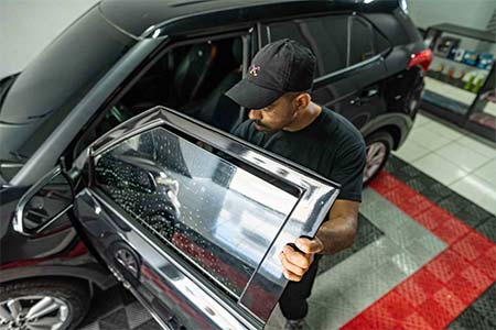 aplicação de insulfilm nos vidros das portas do carro
