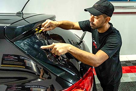 aplicação de insulfilm no vidro traseiiro do carro