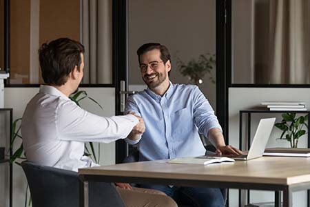 Atendimento presencial e híbrido corretor de seguros