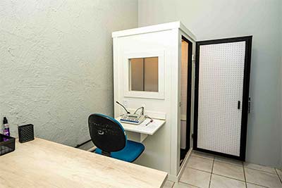 sala onde é feito o exame de audiometria