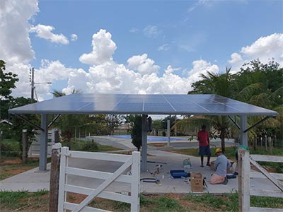 Painel solar instalado em área rural Painel solar instalado em área rural