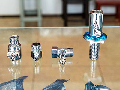 peças de metal cromado