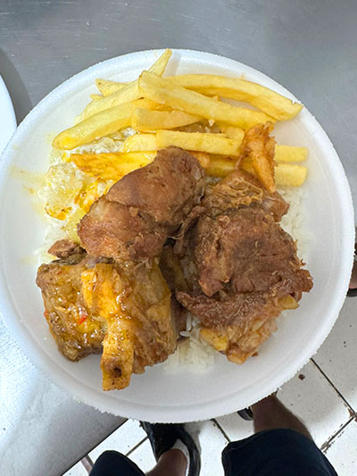 marmita com fritas e carne