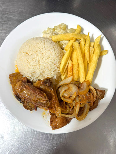 marmita com fritas e carne