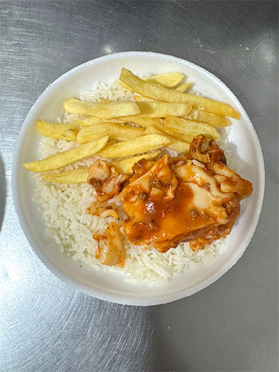 marmita com fritas e carne
