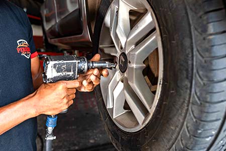 Troca de pneus novos e usados, rodas, calotas e parafusos troca do pneu do carro