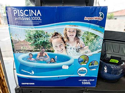Piscina inflável com capacidade de mil litros