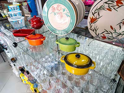 Pratos, copos, taças, canecas e xícaras