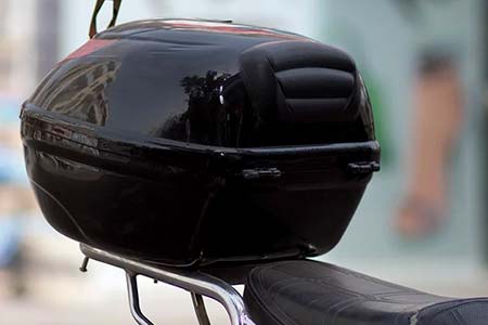Instalação e venda de acessórios como baús, manetes, protetores e capacetes acessórios para motos