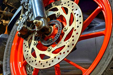 Troca dos pneus e manutenção dos freios e da suspensão troca do pneu da moto
