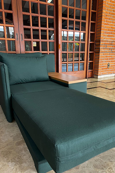 poltrona cama com tampo lateral baú e tecido acquablock impermeável