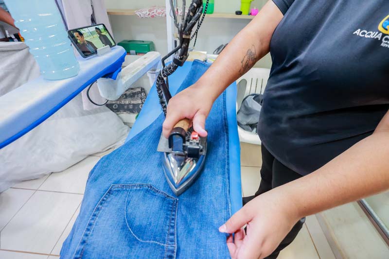 Serviço de passar roupas Profissional passando calça jeans