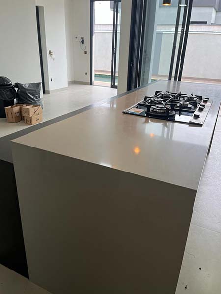 mesa e balcão de mármore