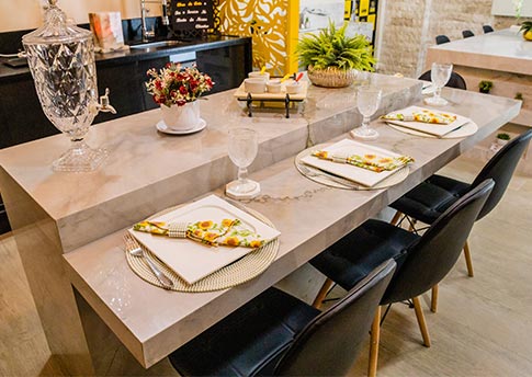 mesa e balcão de mármore