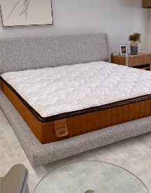 Cama com cabeceira estofada e colchão na Azure Home Decor