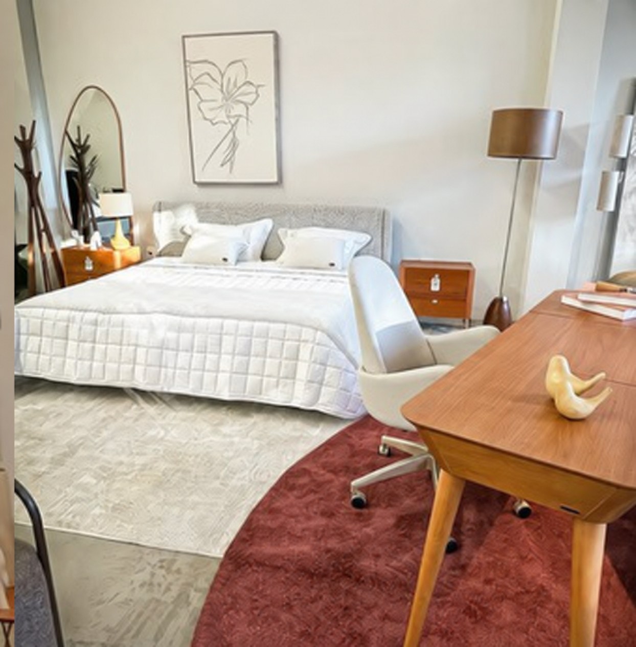 Cama posta com colcha e travesseiros na Azure Home Decor
