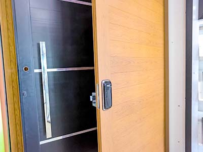 Portas pivotantes em esquadria de alumínio portas pivotantes em esquadria de alumínio