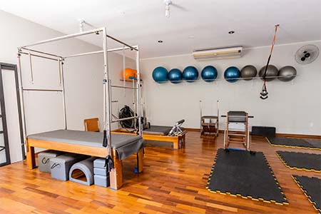 aparelhos de pilates Mulher fazendo atividade de alto impacto