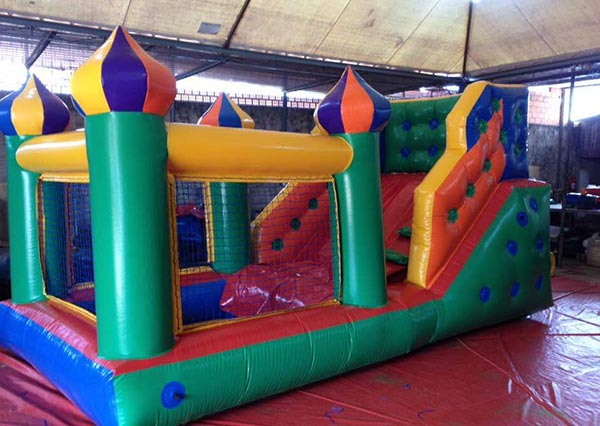 Mini tobogã inflável com piscina de bolinhas