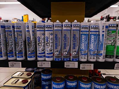 Adesivo poliuretano, veda calha alumínio e silicone neutro incolor