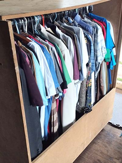 acomodação das roupas para a mudança
