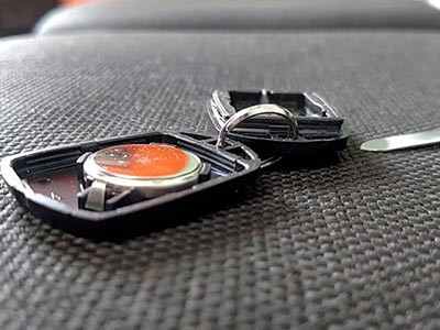 Troca de bateria de controle automotivo