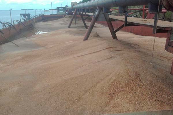 Embarcação para transporte de grande quantidade de areia e pedra pelo rio