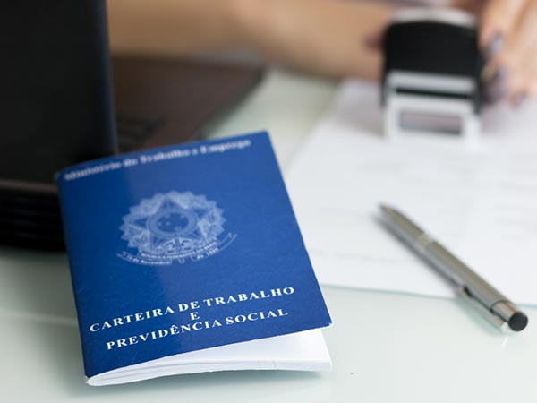 Departamento pessoal e rotinas trabalhistas Carteira de Trabalho e Previdência Social sobre mesa de escritório de departamento pessoal