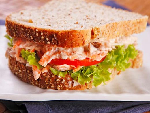 Lanches frios nas opções atum, peito de peru e chester Lanches frios
