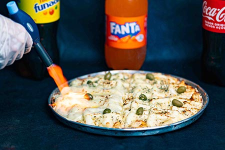assando pizza com maçarico