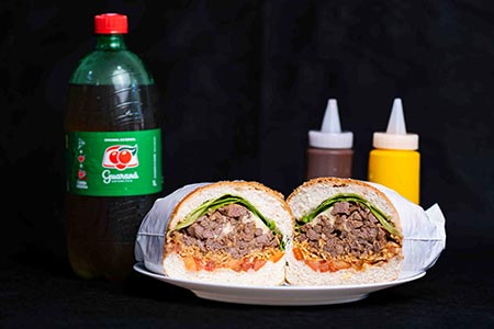 lanche com refrigerante e molhos