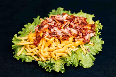 porção de batata frita com bacon e queijo