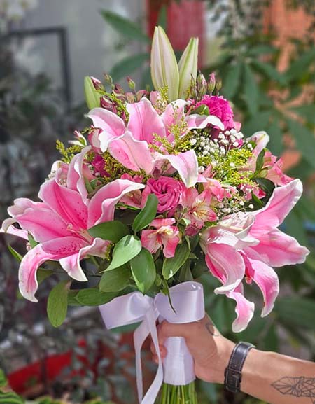 buquê de lírios e rosas buquê de lírios e rosas
