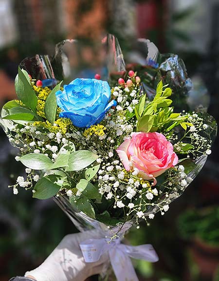buquê de rosas azuis e rosas claras buquê de rosas azuis e rosas claras