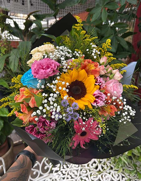 buquê com girassóis, gerberas, alstroemerias e rosas buquê com girassóis, gerberas, alstroemerias e rosas