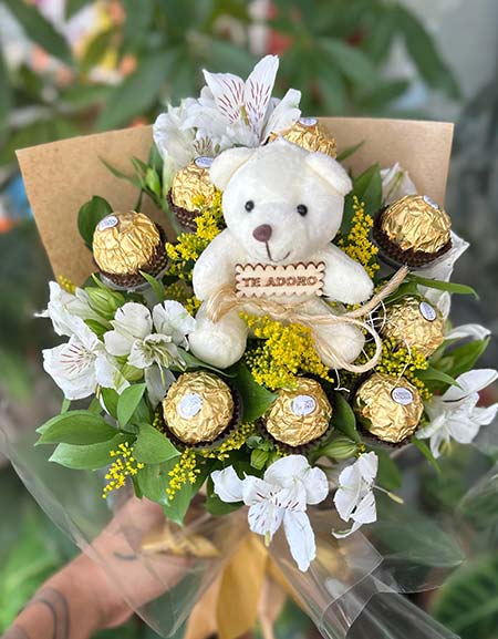 buquê romântico com flores, chocolates e ursinho buquê romântico com flores, chocolates e ursinho